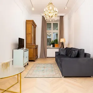 lux-studio-kamienica-noakowskiego-16-by-renters.warsawhotelspoland.com/